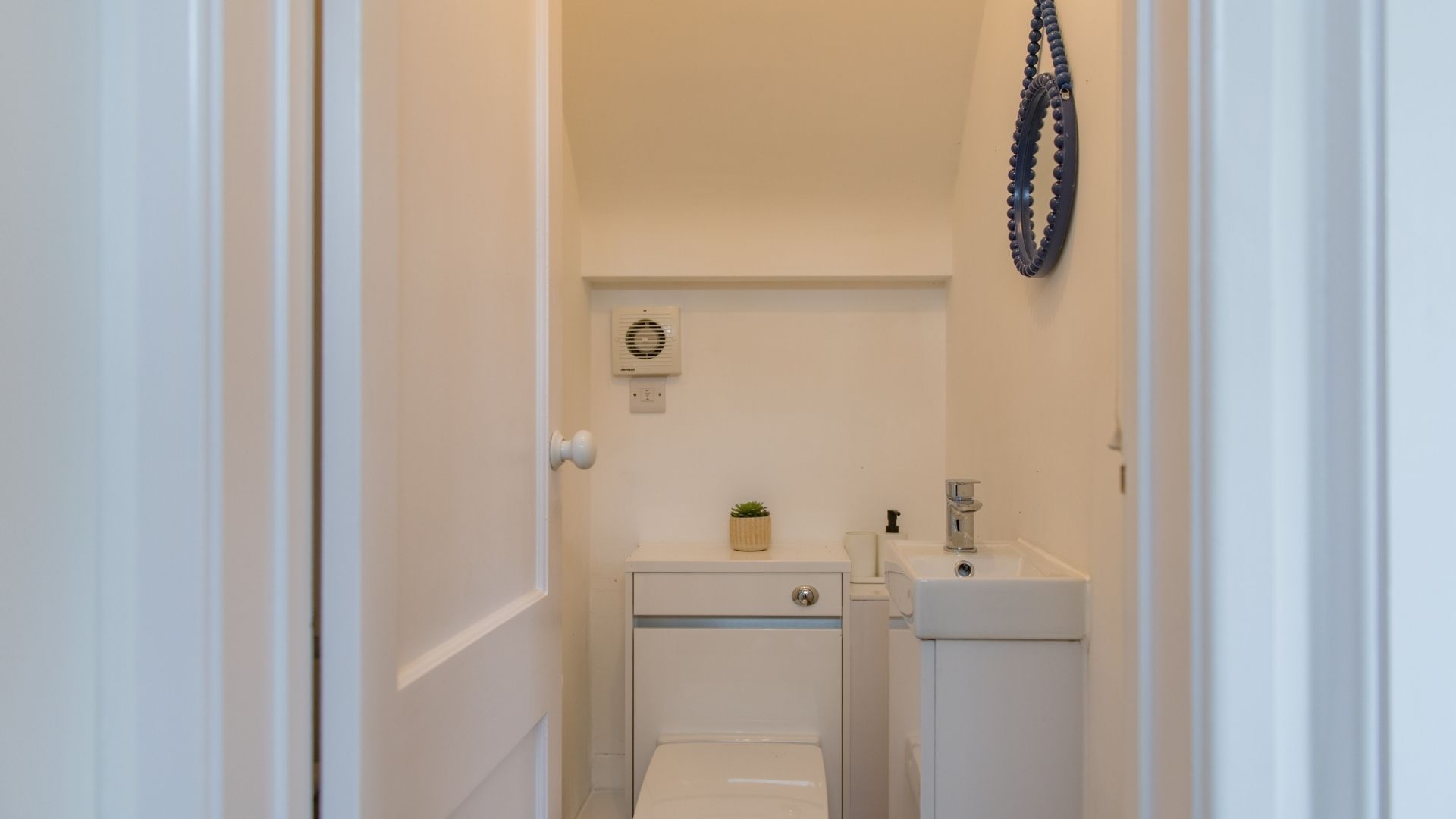 Poplar Farmhouse & Barn image