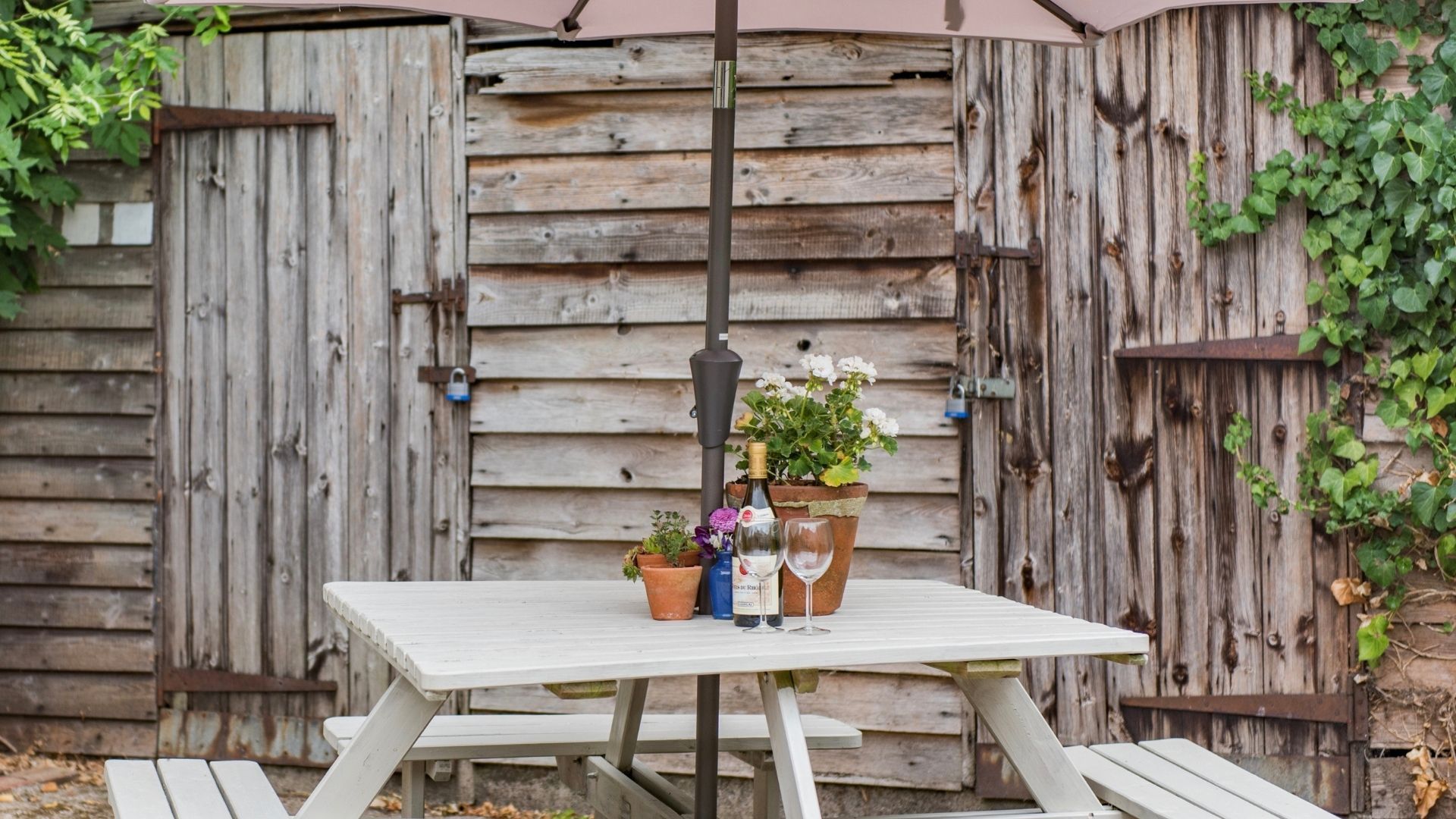 Poplar Farmhouse & Barn image