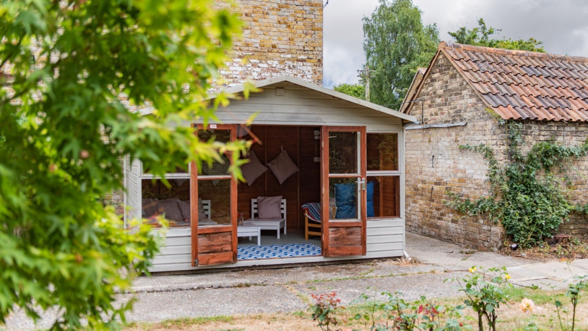 Poplar Farmhouse & Barn image