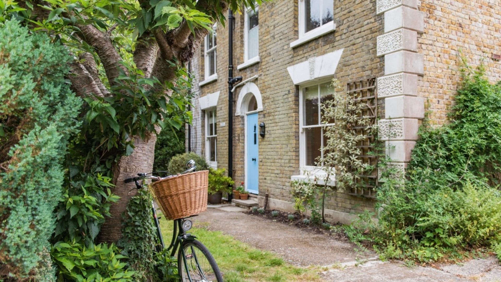 Poplar Farmhouse & Barn image