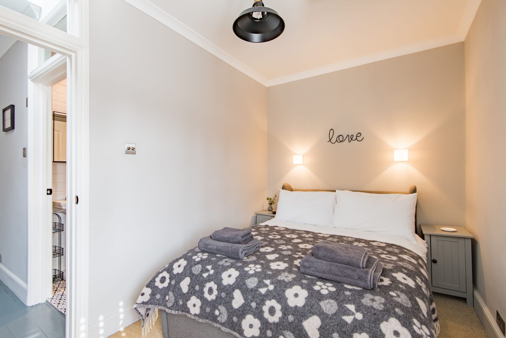 Penny Farthing Cottage image